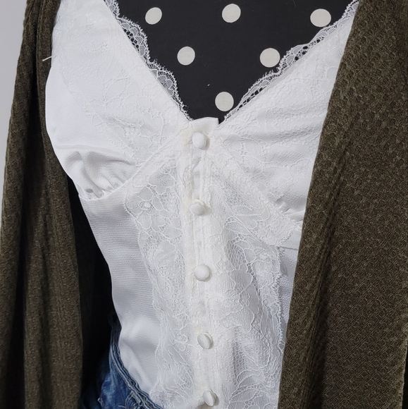 AFTERGLOW WHITE LACE CAMI TOP - Picture 9 of 10